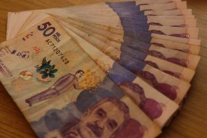 dinero. billetes. divisas. pesos colombianos