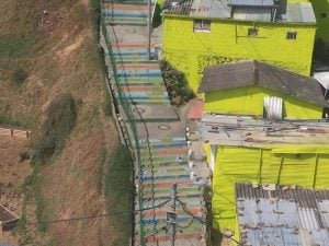 Barrio popular vista aerea escaleras publicas tejado desigualdad bogota