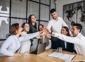 jovenes fuga de talento profesionales entorno laboral empleo
