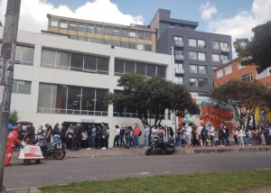 EStanflación, Fila, Aglomeración, Comercio, Día sin IVA