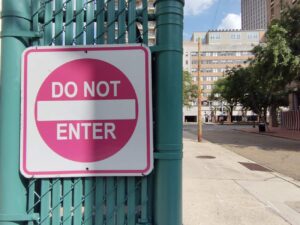 Do not enter, Estados Unidos, Secreto financiero