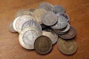 el peso colombiano cada vez pesa menos