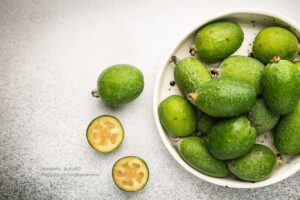 feijoas, tajadas de feijoa, plato con feijoas