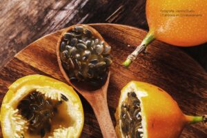 granadilla, fruta, granadilla en la mesa, granadilla abierta