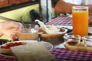 alimentos ultraprocesados, desayuno, pan con mermelada, café, jugo