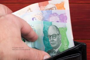 salario mínimo 2024, pesos colombianos, dinero colombiano, billetes, billetera con billetes, Más Colombia