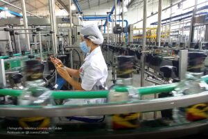 industria, industria colombiana, industria de licores, trabajadora, Más Colombia