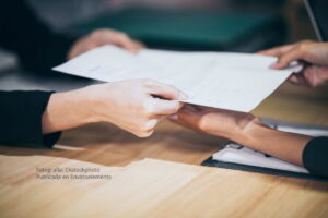 referencia laboral, persona entregando un documento, requisitos laborales Más Colombia