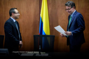 ministro Gaviria, Viceministro Bayona, Alejandro Gaviria, Hernando Bayona, bandera de Colombia, Ministerio de educación, Más Colombia