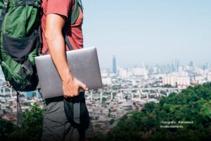 nómada digital, visa, teletrabajo, teletrabajar, hombre con computador portátil, viajero, ciudad, Más Colombia
