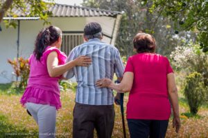 cambio generacional, pareja de ancianos, vejez, Más Colombia