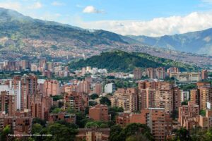 Medellín, edificios de ladrillo, ladrillo rojo, Valle de Aburrá, Más Colombia