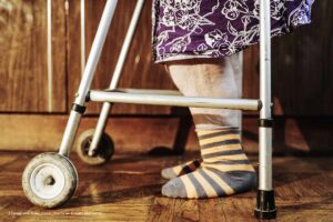adulto mayor, tercera edad, anciana, vejez, apoyo a la vejez, caminador, Más Colombia