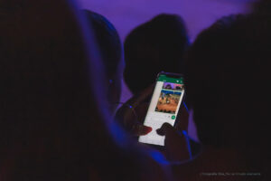 redes sociales, florida, mujer chateando en cine, Más Colombia