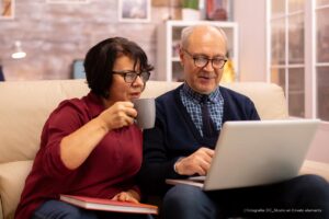 adultos, trabajadores, adultos consultando internet, prepensionados, Más Colombia