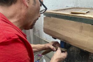 carpintero, microempresa bogotana, producción de zapatos, Más Colombia
