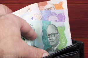 pesos colombianos, dinero, dinero colombiano, billetera, Más Colombia