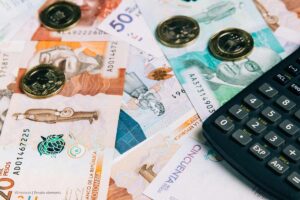 banknotes and coins, colombian pesos, calculator, Más Colombia