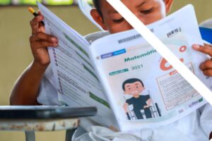 kid studying, notebook, highschool, Más Colombia
