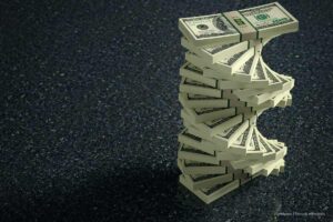 dólar en Colombia, espiral de fajos de dólares, fajos de dólares, Más Colombia