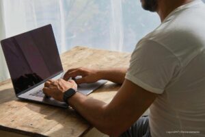 surfing the internet, searching information, fosyga, Más Colombia