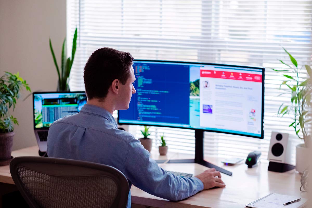 Sistema ERP: Tu Aliado en la Eficiencia y Claridad Empresarial 1 sistema ERP, aitomatización de funciones, automatización empresarial, trabajador en oficina, Más Colombia