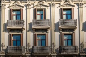 alquiler turístico, fachada edificio de Barcelona, alquiler en Barcelona, balcones, Más Colombia