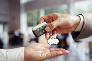 buying a car, customer buying a car, buy here pay here, Más Colombia