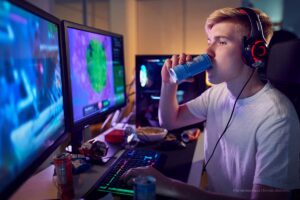 kid drinking energy drink, gamer, Más Colombia