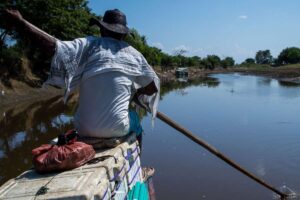 La Mojana, campesino navegando el río, campesino remando el río, campesino colombiano, inundación, Más Colombia