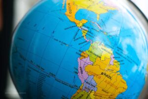 nearshoring, América Latina, mapa de latinoamérica, globo terráqueo, Más Colombia
