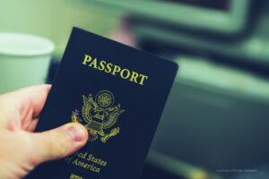 passport of US, passport in hand, Más Colombia