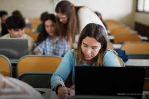 Todos a la U, universitarios, entrar a la universidad, salón de clases, Más Colombia