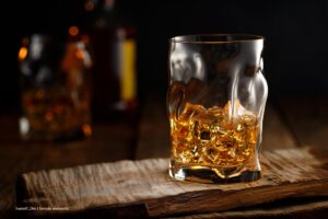 whisky, vaso con whisky, vasos de cristal, Más Colombia