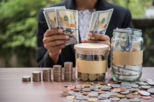 save money, count bills, household habits, Más Colombia