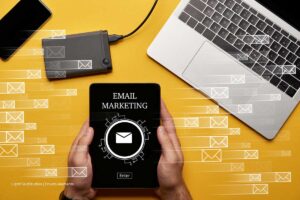 email marketing, marketing digital, correos electrónicos, laptop, computador portatil, Más Colombia
