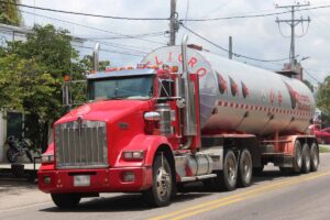 restricción para vehículos de carga, carretera, carrotanque, Más Colombia