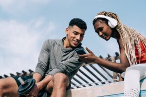 friends watching a video, Más Colombia