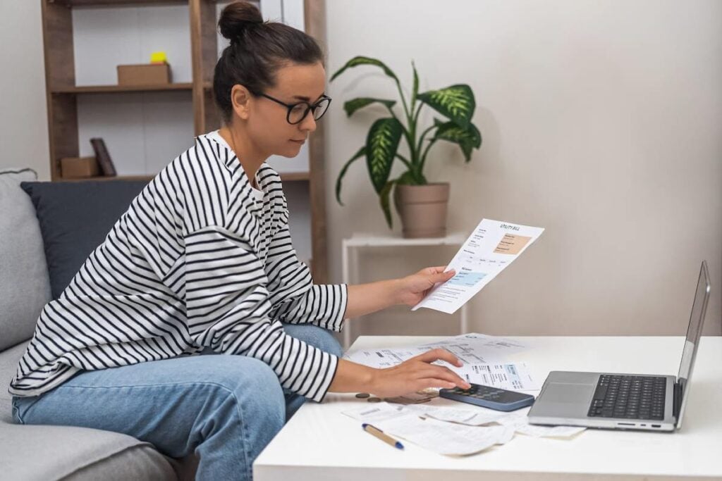 woman filing taxes, taxes, Más Colombia
