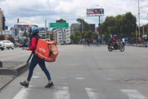 mujeres en la pobreza, calle de Bogotá, vía pública, trabajadora informal, Más Colombia