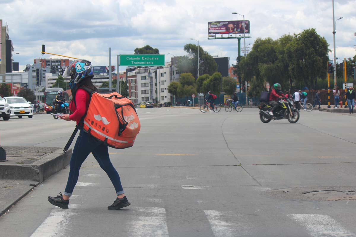 Mujeres en la pobreza: la cara oculta de la desigualdad 1 mujeres en la pobreza, calle de Bogotá, vía pública, trabajadora informal, Más Colombia