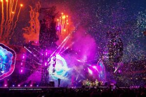 conciertos en Colombia, espectáculo en vivo, juego de luces, escenario, público, Más Colombia