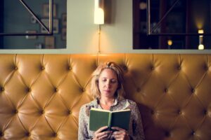 woman with book, Más Colombia