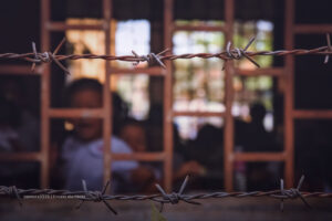 segregación residencial, distancia, escuela, alambre de púas, Más Colombia