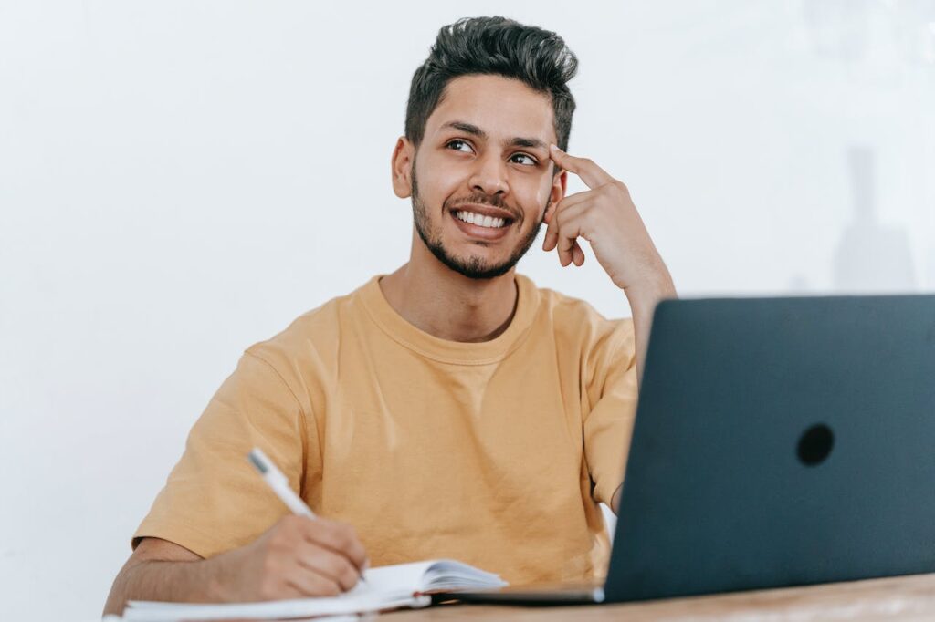 6 carreras universitarias que puedes cursar virtualmente si te interesan las ciencias sociales 3 carreras universitarias, estudiante, PC, tecnología, Más Colombia