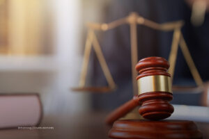 competitividad de colombia, justicia, leyes, mazo, balanza, libros, Más Colombia