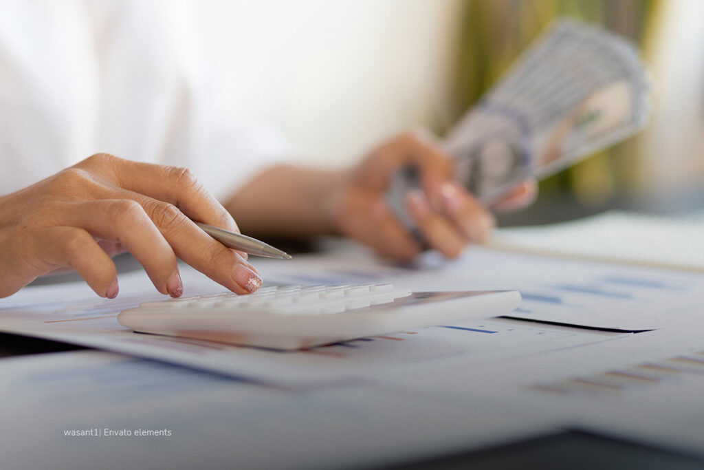 La revolución digital en las finanzas personales: nuevas herramientas que hacen la vida más fácil 2 finanzas personales, celular, mujer, hojas, cálculos, Más Colombia