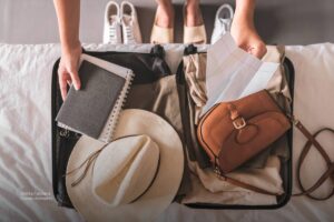 Vacaciones de fin de año, maleta, ropa, accesorios, persona, viaje, festivos Colombia 2024, Más Colombia