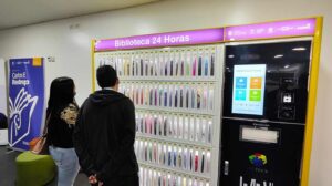 biblioteca 24 horas, hombre, mujer, libros, Más Colombia