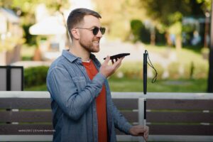 cine sin barreras, discapacidad en Colombia, hombre, bastón, celular, parque, Más Colombia